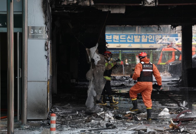 15일 서울 성동구 무학여자고등학교 급식실에서 화재가 발생해 소방관들이 현장을 살피고 있다. 사진=연합뉴스