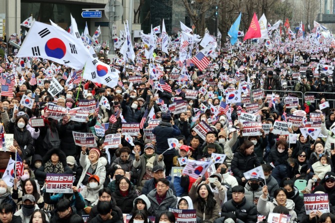 15일 오후 광주 동구 금남로에서 개신교 단체 세이브코리아가 개최한 윤석열 대통령 탄핵 반대 및 석방 촉구 국가비상기도회에서 참가자들이 구호를 외치고 있다. 사진=연합뉴스