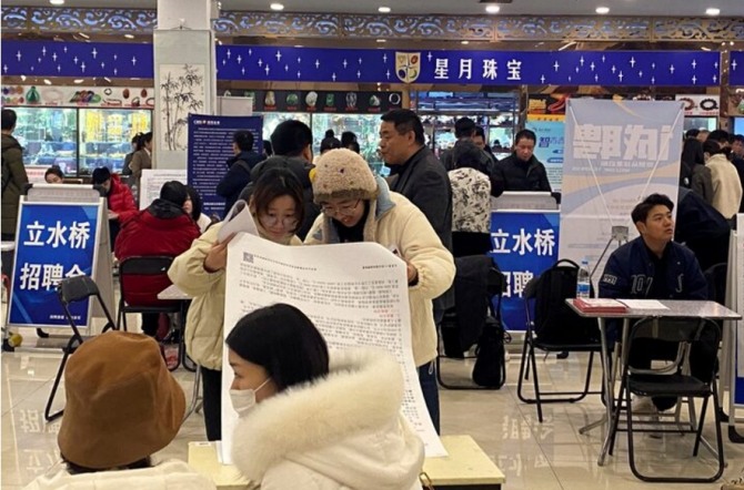 지난 2월23일 중국 베이징에서 설 연휴 후 열린 취업 박람회에서 많은 청년들이 기업현황을 살펴보고 있다. 사진=로이터