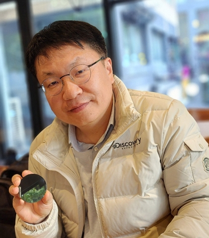 (주)디피컴머설 박영규 대표가 첨단 레이저 기술로 가공된 샘플을 보여주고 있다.  사진=(주)디피컴머설