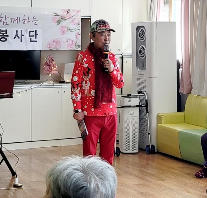 인천시 부평구 자원봉사센터 소속 고(故)장성철 봉사자가 지난해 양로원 어르신을 찾아 위문공연을 하고 있다.   사진=부평구