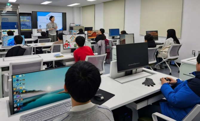 한국공학대학교 김호경 교수(미래산업연구소 대표)가 15일 양천구 평생학습관에서 관내 초등학교 4~6학년을 대상으로 주말 특강 ‘나는 AI 크리에이터’ 교육을 개최하고 기념촬영을 하고 있다. 사진=김호경 교수