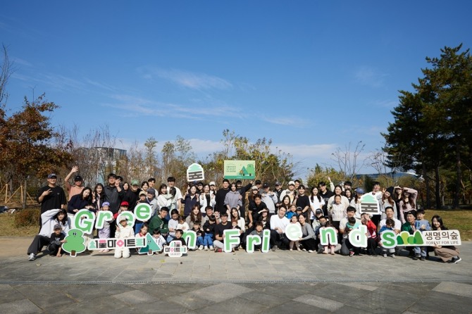 지난해 11월 서울 강남구 소재 율현공원에서 현대백화점 임직원과 가족들이 '서울 마이 트리-내 나무 갖기' 기부 프로젝트에 참여해 나무심기 봉사활동을 마친 뒤 기념사진을 찍고 있다. 사진=현대백화점