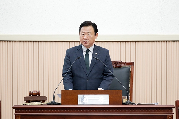 18일 제344회 임시회에서 구리시의회 신동화 의장이 발언하고 있다. 사진=구리시의회 제공