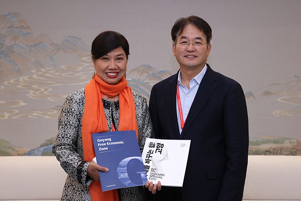 이동환 고양시장이 UCLG ASPAC 유치제안 위한 사무총장과 면담을 한 뒤 기념사진을 찍고 있다. 사진=고양시