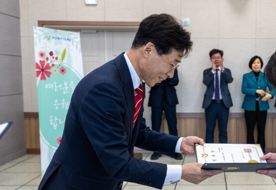 지난 19일 최윤홍 부산시교육감 권한대행이 지방공무원 발령장을 수여하고 있다. 사진=부산시교육청