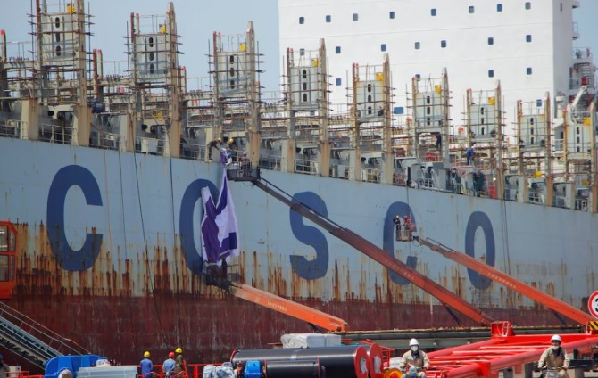 2019 년 5 월 16 일 중국 산 동성 웨이하이의 조선소에서 건조중인 COSCO(China Ocean Shipping Company) 선박.  사진=로이터