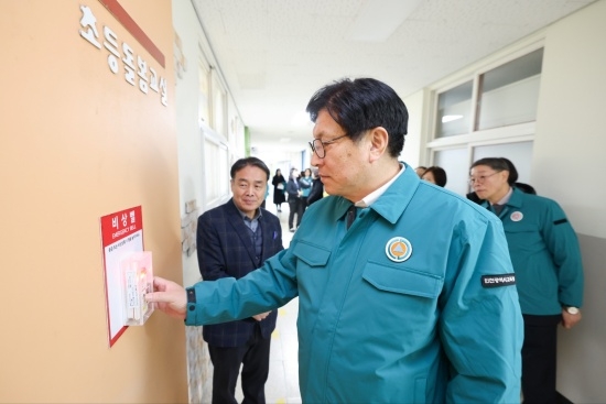 지난 20일 도성훈 인천광역시교육감이 정각초등학교를 방문해 안전관리 상황을 점검하고 있다. 사진=인천교육청