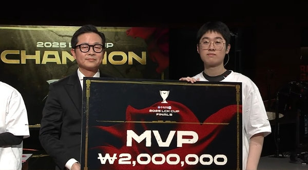 '제우스' 최우제 선수가 2025 LCK 컵 결승전 MVP로 선정됐다. 사진=LCK  유튜브 채널