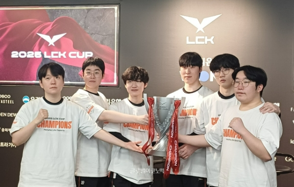 23일 한화생명 e스포츠가 2025 LCK 컵 우승 기념 촬영을 하고 있다. 왼쪽부터 최인규 감독, '제우스' 최우제, '피넛' 한왕호, '제카' 김건우, '바이퍼' 박도현, '딜라이트' 유환중 선수. 사진=이원용 기자