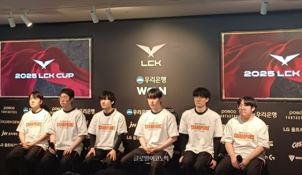 한화생명 e스포츠 감독과 선수들이 2025 LCK 컵 우승 기념 기자회견을 갖고 있다. 사진=이원용 기자