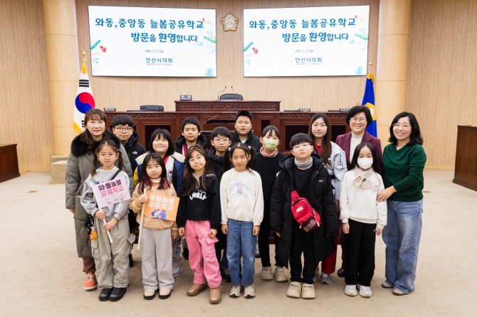 지난 21일 안산시의회 본회의장에서 안산시의회 견학 프로그램에 참여한 늘봄공유학교 학생 일행과 박은경 의원(오른쪽에서 두 번째)이 기념촬영을 하고 있다. 사진=안산시의회