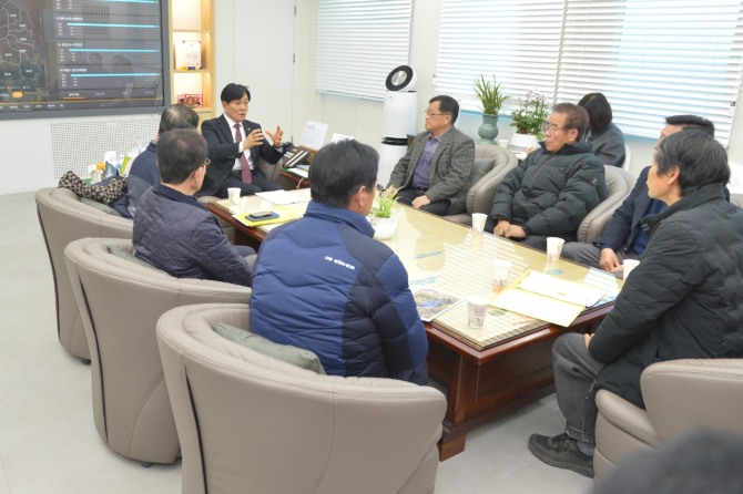 지난 21일 박용철 강화군수(가운데)가 송해면 주민들과 만나 대남 대북 방송 중단과 관련한 향후 대책을 숙의하고 있다. 사진=강화군 