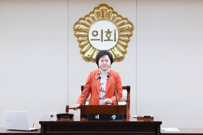 지난21일 인천 부평구의회 안애경 의장이 제267회 임시회 제2차 본회의를 끝으로 12일간의 회기일정을 마무리 하고 있다.  사진=부평구의회