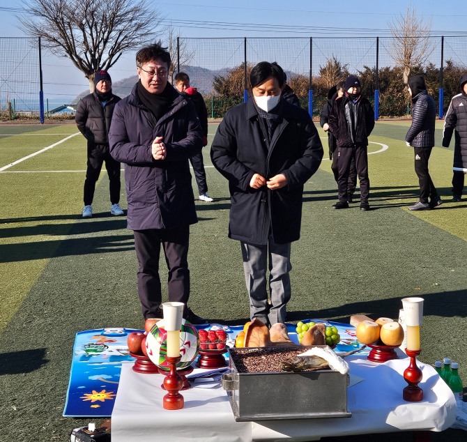 박용철(오른쪽)군수와 한승희(왼쪽)군의회 의장이 교동OBfc 축구 동호인들 안녕을 빌고 있다.  사진=유영재 기자