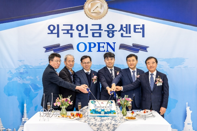 24일 광주은행이 광산구 흑석동에 외국인금융센터 개점한 가운데 왼쪽부터 김석웅 광산구 부구청장, 신경구 광구외국인 주민센터장, 고광완 광주광영시 행정부시장, 고훈 광주은행 외국인금융센터장, 고병일 광주은행장, 박철홍 골드클레스 회장이 기념 촬영을 하고 있다. 사진=광주은행 