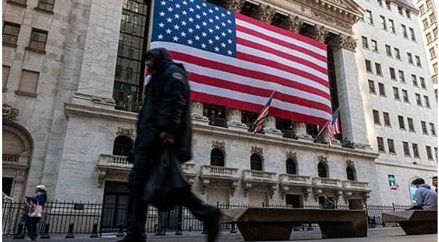 24일 미국 뉴욕시의 뉴욕증권거래소(NYSE) 앞을 걷고 있는 사람들     사진=AFP/연합뉴스