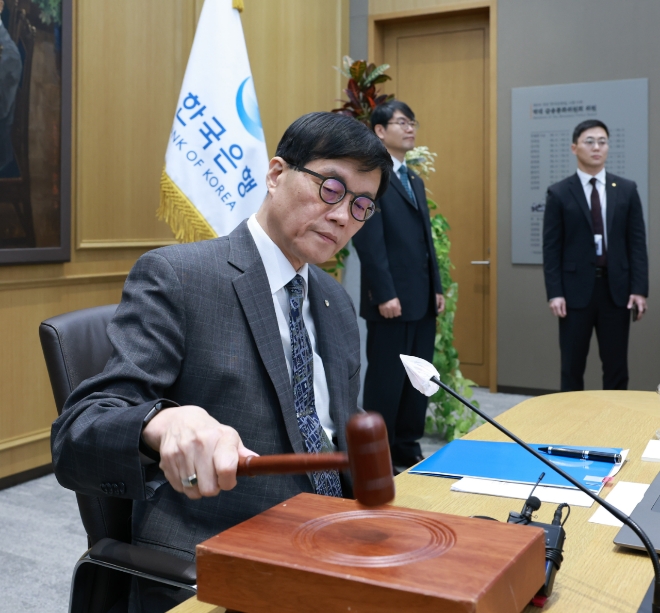 이창용 한국은행 총재가 25일 서울 중구 한은에서 열린 금융통화위원회 회의에서 의사봉을 두드리고 있다. 사진=한은