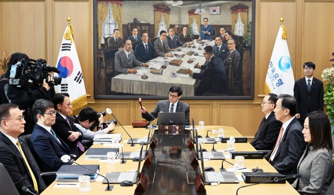 이창용 한국은행 총재가 25일 서울 중구 한국은행 본관에서 열린 금융통화위원회 본회의에서 의사봉을 두드리고 있다. 사진=연합뉴스