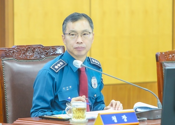 25일 회의에 참석해 보고를 받고 있는 김수환 부산경찰청장. 사진=부산경찰청