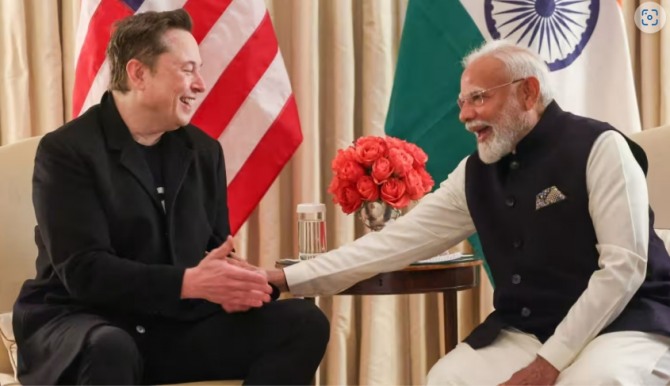 일론 머스크(Elon Musk) 테슬라 최고경영자(CEO)가 2월 13일 워싱턴에서 나렌드라 모디(Narendra Modi) 인도 총리와 악수하고 있다. 사진=로이터