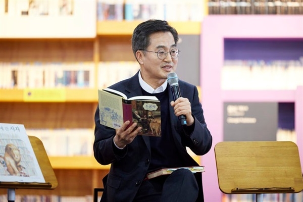 지난 25일 김동연 경기도지사가  독서문화 진흥을 위한 타운홀 미팅에 참가하고 있다. 사진=경기도