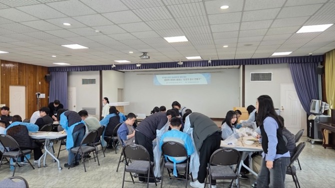 국가철도공단 영남본부는 봄방학을 맞아 부산시 소재 중구장애인주간보호센터를 방문해 지역 발달장애 아동을 대상으로 원데이클래스 행사를 진행하며 안부를 묻는 따뜻한 시간을 가졌다. 사진=국가철도공단