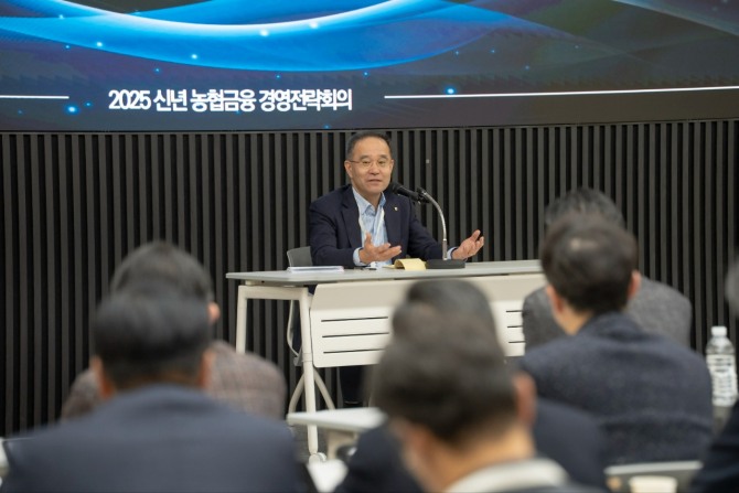 이찬우 NH농협금융지주 회장이 25일 경기 고양 소재 NH인재원에서 열린 '2025년 신년 농협금융 경영전략회의'에서 발언하고 있다. 사진=NH농협금융지주