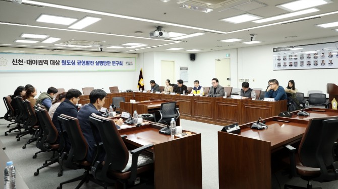 시흥시의회 의원 연구단체‘원도심 활성화 방안 연구회’가 26일 의회운영위원회 회의장에서 첫 연구 활동을 개시했다. 사진=시흥시의회