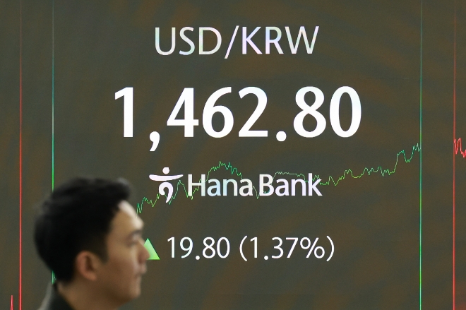 28일 서울 중구 하나은행 딜링룸의 모습. 사진=연합뉴스 