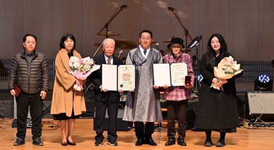 지난 1일 유정복 인천광역시장이 아트센터인천에서 열린 제106주년 3.1절 기념식에서 유공자 표창을 하고 있다. 사진=인천시