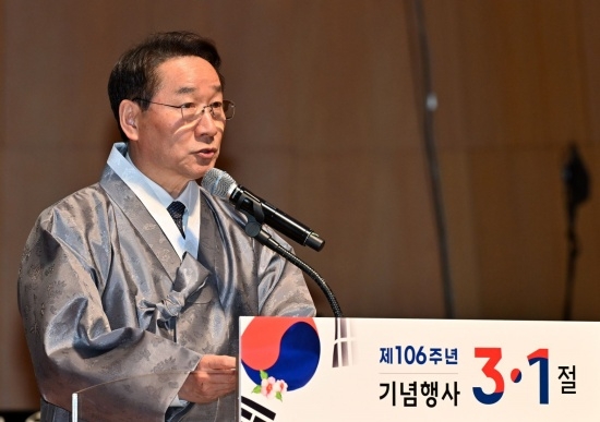 유정복 인천광역시장이 1일 아트센터인천에서 열린 제106주년 3.1절 기념식에서 기념사를 하고 있다. [사진 제공=인천시]