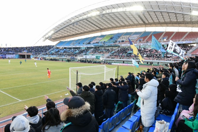 지난 2025년 2월 22일 와스타디움에서 열린 안산그리너스fc 홈개막전에서 열띤 응원이 펼쳐지고 있다. 사진=안산시