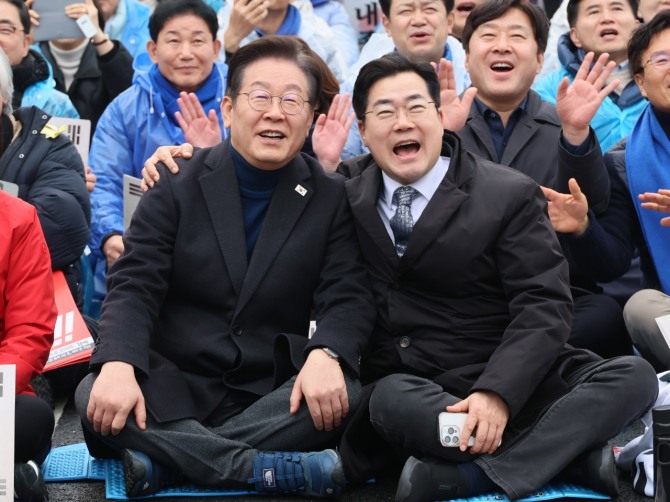  더불어민주당 이재명 대표(왼쪽)와 박찬대 원내대표가 1일 서울 종로구 안국동 사거리에서 열린 '야 5당 공동 내란종식·민주헌정수호를 위한 윤석열 파면 촉구 범국민대회'에서 가수 강산에의 노래를 따라 부르고 있다.  사진=연합뉴스