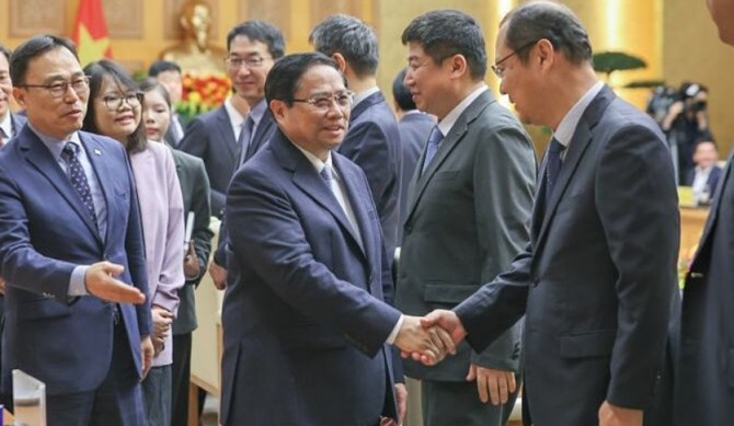 2025년 3월 4일 팜 민 찐 총리(가운데)가 한국 기업 대표들과 만나고 있다. 사진=베트남 정부 포털