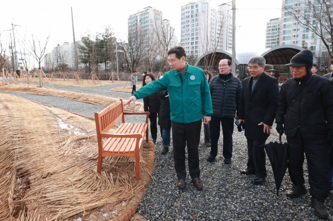 지난 4일 이상일 용인특례시장이 수지구 죽전동 미세먼지 차단숲 조성 현장을 점검하고 있다. 사진=용인특례시
