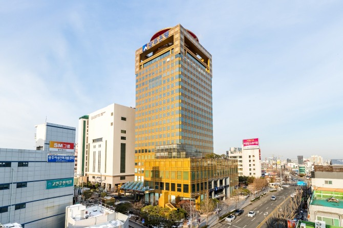 광주은행이 오프라인 점포를 축소하는 대신 디지털 취약계층을 위한 전용 점포 운영을 확대한다. 사진은 광주은행 본점 전경. 사진=광주은행 제공.