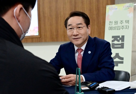 유정복 인천광역시장이 6일 시청 중앙홀에서 '천원주택(매입임대주택)' 예비입주자 신청접수를 받고 있다. 사진=인천시