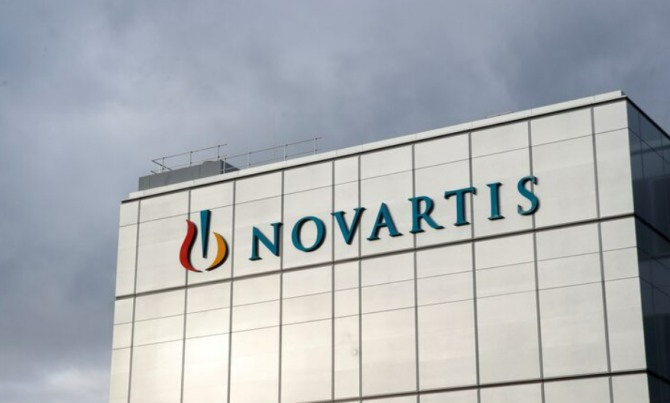 스위스 제약회사 카지노 뽀찌(Novartis)의 새로운 세포 및 유전자 치료 공장의 회사 로고. 사진=로이터