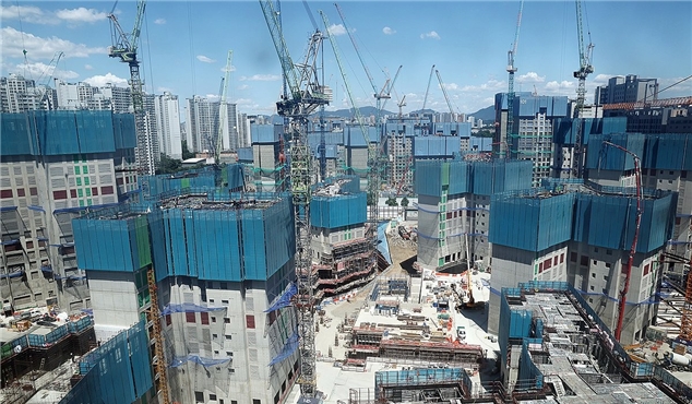 최근 HUG가 수도권의 평택과 이천, 지방의 강원 속초, 전남 광양, 경북 경주 등 총 5곳을 미분양 관리지역으로 신규 지정했다. 사진은 한 아파트 재건축 현장. 사진=연합뉴스