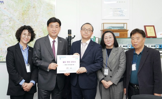 지난 6일 방세환 경기 광주시장(왼쪽 두번째)이 윤진환 국토부 철도국장에게 철도 현안 건의서를 전달하고 있다. 사진=광주시