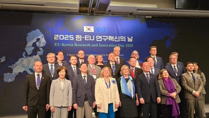 한국수자원공사(K-water)가 지난 6일 서울 포시즌스호텔에서 개최된 ‘2025 한-유럽연합(EU) 연구혁신의 날(EU-Korea Research and Innovation Day 2025)’에서 주한 유럽연합 대표부 및 유럽연합집행위원회 연구혁신총국과 국제 연구 및 개발 분야 협력 체계 강화를 위한 방안을 논의했다. 사진=수자원공사