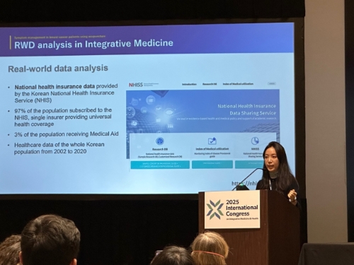 자생한방병원 척추관절연구소 이예슬 원장이 국제통합의학 연합학회(ACIMH)에서 연구 결과를 발표하고 있다. 사진=자생한방병원