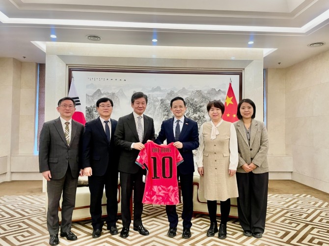 정몽규 HDC그룹 회장은 지난 5일 다이빙 주한 중국대사를 만나 HDC그룹과 중국과의 우호적 협력관계 강화를 강조했다. 왼쪽부터 정경구 HDC현대산업개발 대표, 김회언 HDC 대표, 정몽규 HDC그룹 회장, 다이빙 주한 중국대). 사진=HDC현대산업개발