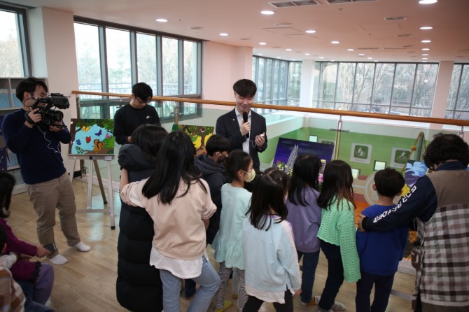 숨쉬는 놀이터 개관 전시회에서 아이들과 만나고 있는 김채성 작가. 사진=시흥시
