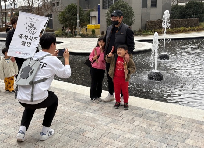 HDC현대산업개발은 이달 22일 여주 아이파크를 시작으로 2025년 홈커밍데이 서비스를 운영할 계획이라고 13일 밝혔다. 지난해 아이파크 입주민들이 사전점검행사에서 아이들과 함께 즉석 사진을 촬영하고 있는 모습. 사진=HDC현대산업개발