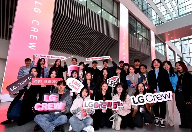 12일 오후 발대식이 열린 서울 강서구 마곡 LG사이언스파크에서 LG크루가 기념사진을 촬영하고 있다. 사진=LG전자