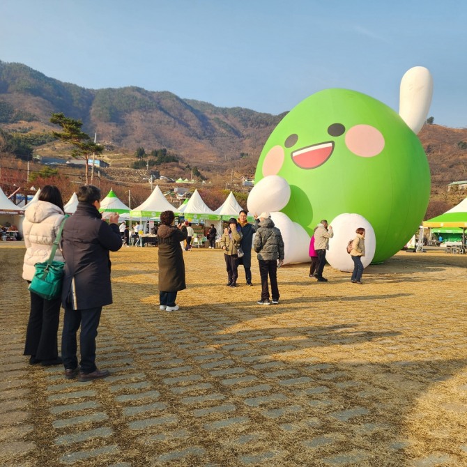 제24회 광양매화축제가 축제의 정체성을 살리면서도 다양한 세대와 취향을 아우르는 다양한 축제 콘텐츠를 제시해 방문객들로부터 큰 호응을 얻고 있다. 사진=전남 광양시