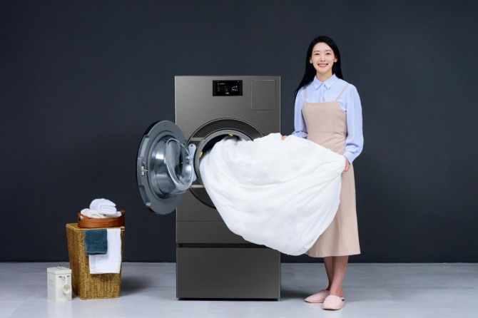 삼성전자 모델이 2025년형 올인원 세탁건조기 '비스포크 AI 콤보' 신제품을 소개하고 있다. 사진=삼성전자