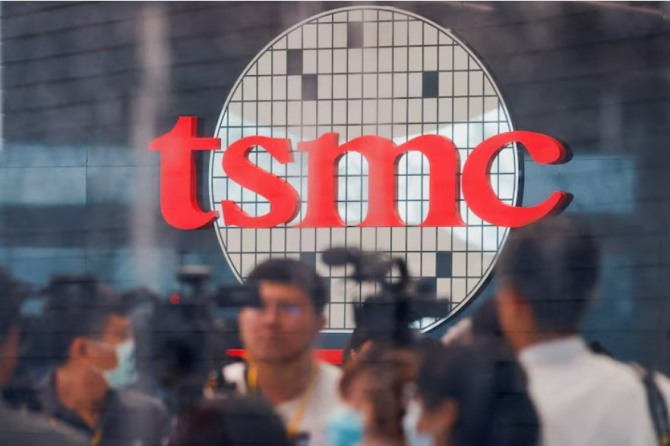 TSMC 미국 공장 건설 프로젝트는 당초 예상을 뛰어넘는 투자비 급증에 직면했다. 만약 트럼프 대통령의 25% 토토 꽁머니 디시 관세가 현실화된다면, 그 부담은 고스란히 미국 소비자에게 전가될 것이다. 사진=로이터